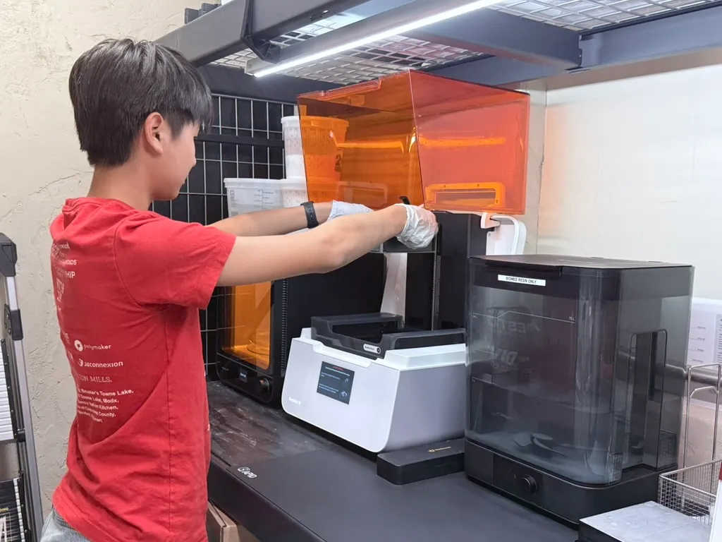 Student using the Formlabs Form 3 SLA printer at FutureForward